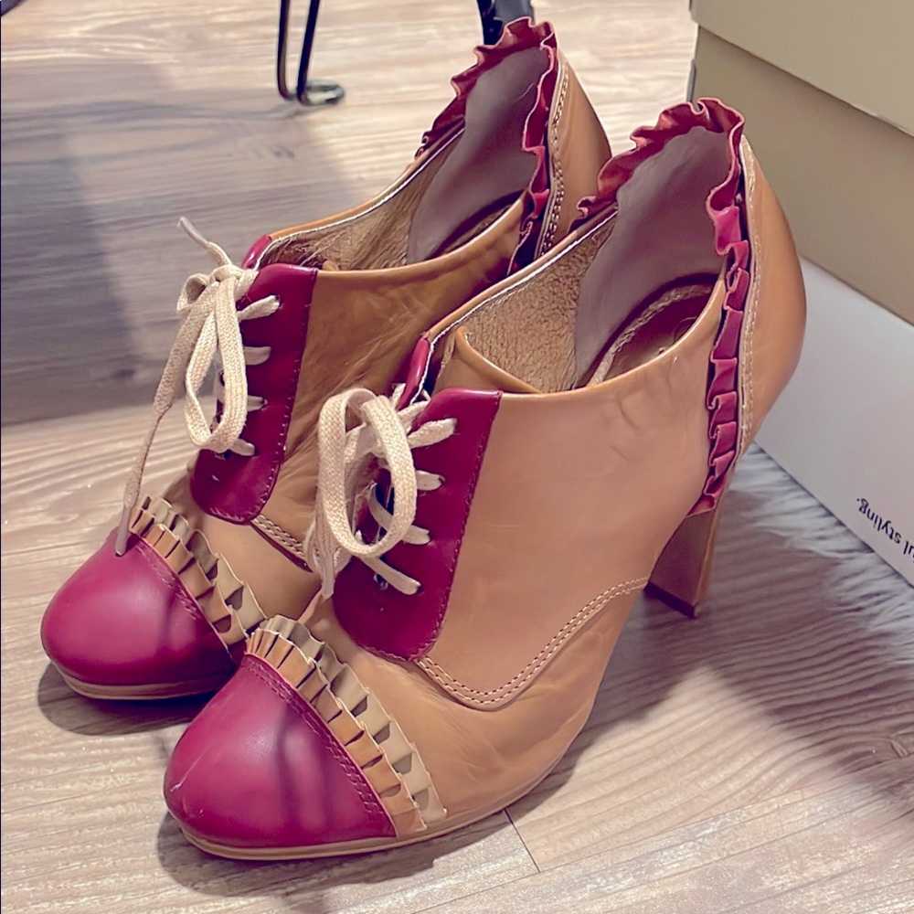 Rare anthro miss Albright Tan and Red Women's Heels 👠 - Picture 4 of 11